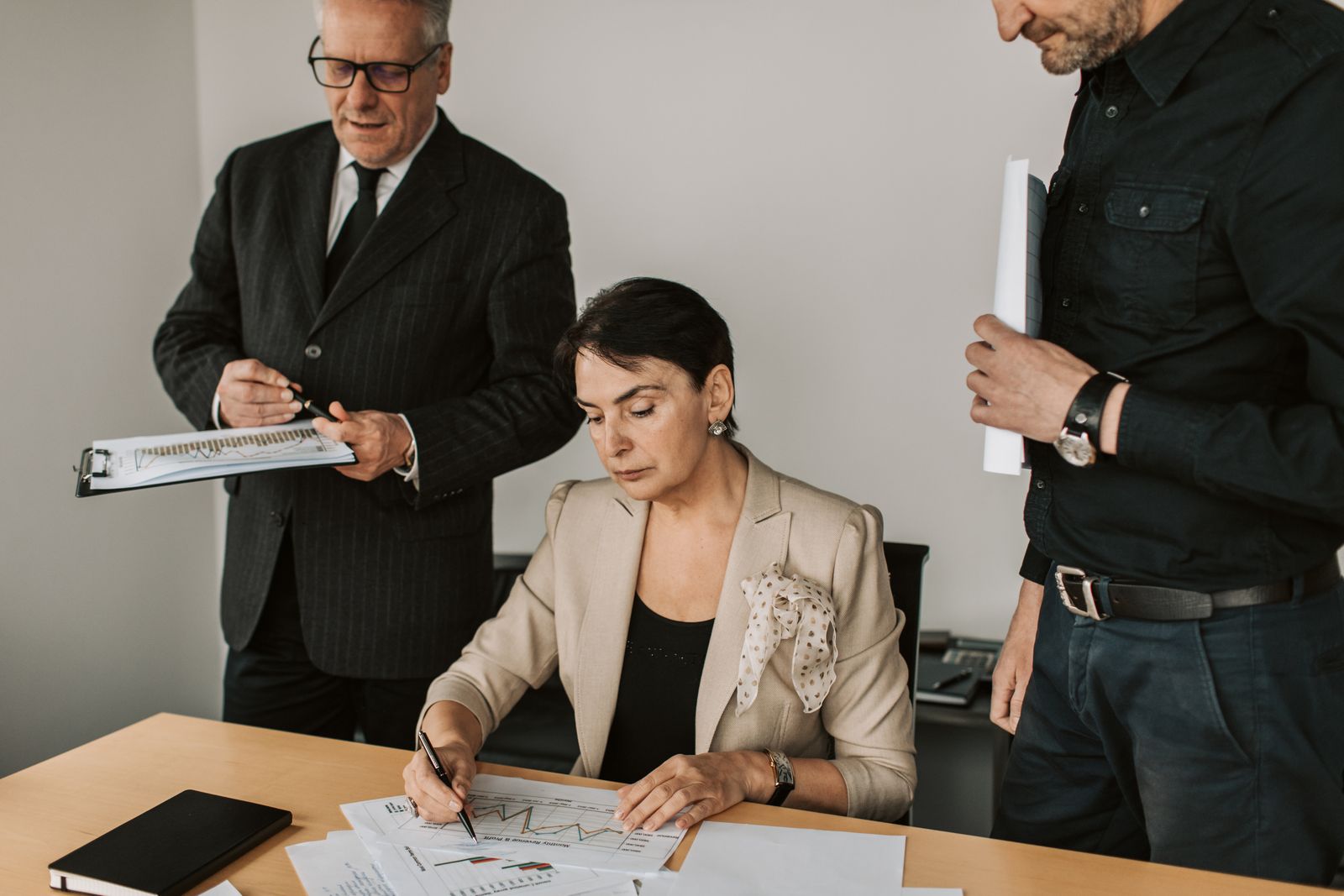 Professionnels analysant ensemble des documents et graphiques financiers en réunion